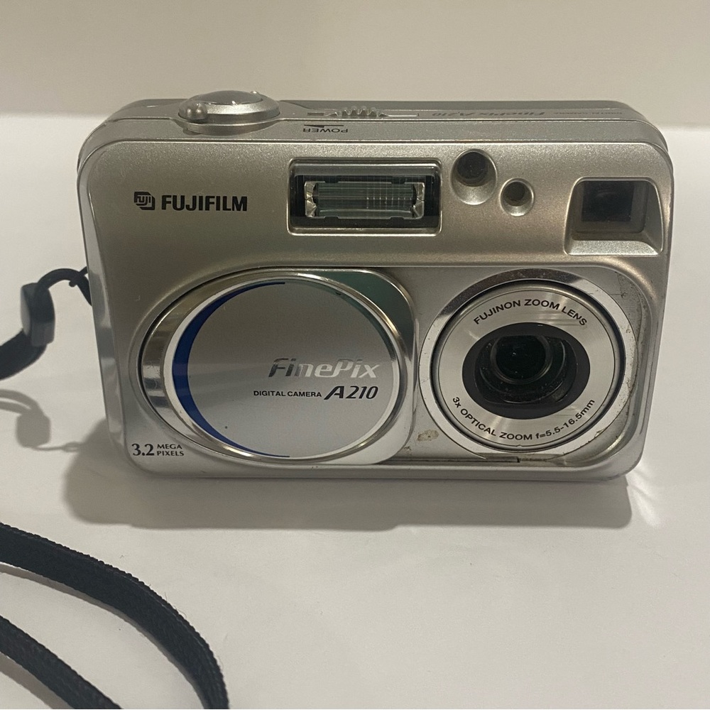 Fujifilm FinePix A210 3.2 MP Digital Camera Silver Fujinon 3x Optical Zoom VTG